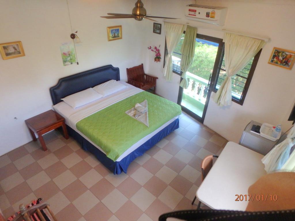 Residence House Трат Екстериор снимка